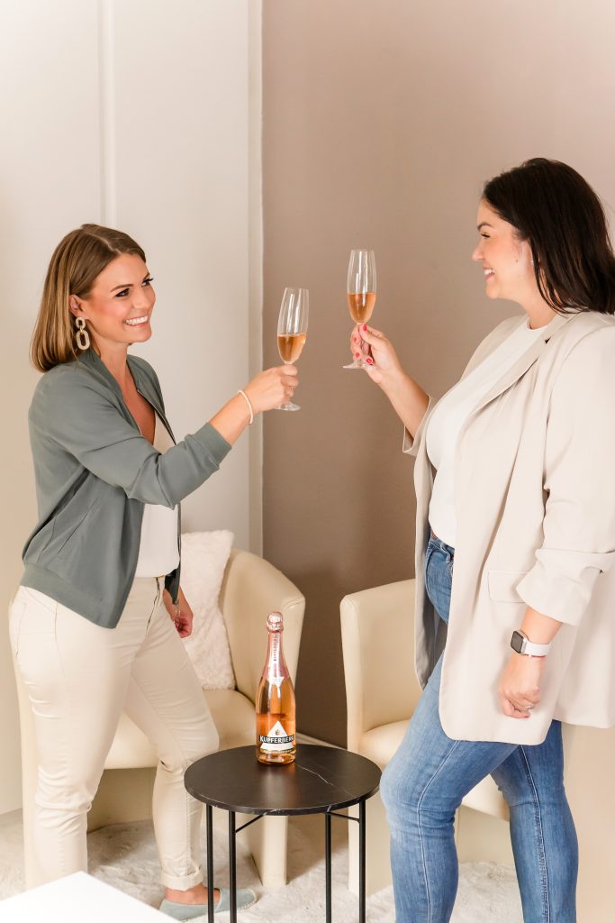 Beautynachmittag - Verena Weiss und Kundin mit einer Erfrischung