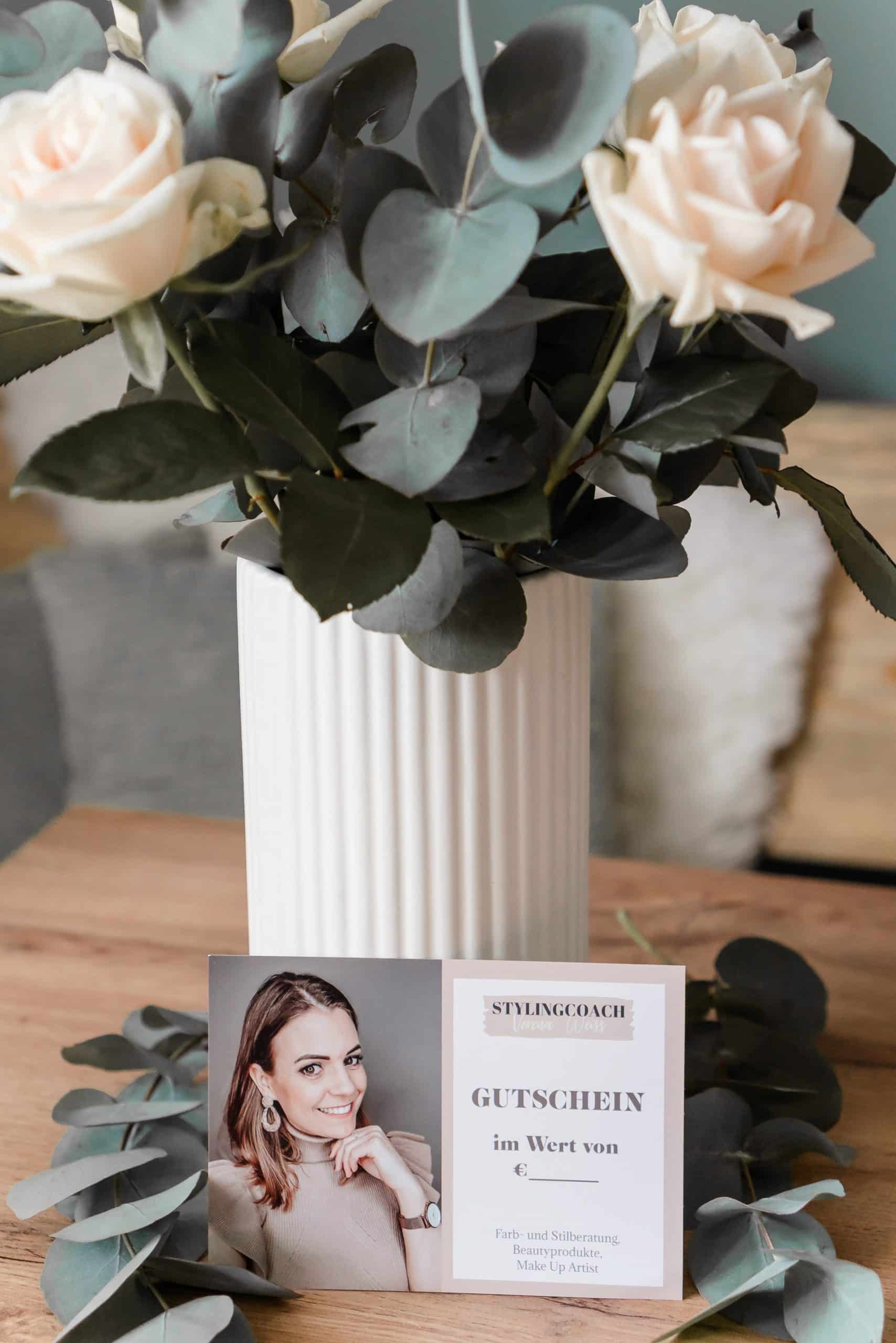 Gutscheine von Verena Weiss auf dem Tisch vor Blumenvase